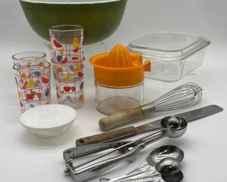 70 VintageKitchenfeaturingPyrex404Bowl