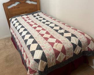 104 SingleBedwithSoldWoodHeadboardHandmadeOldFashionedQuilt