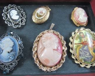Brooches & Pendants 