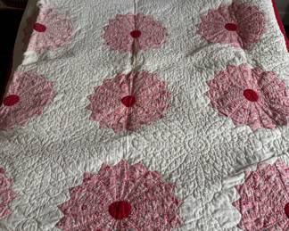 Dresden Plate Quilt in White, Pink & Red Fabrics. 