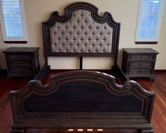 Hooker Furniture Upholstered Wood Bed Frame w Furnlite Lighting 2 Nightstands