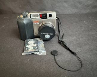 Olympus Camedia C3000 Zoom 3.3MP Digital Camera w Remote  Strap  Untested