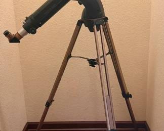 Celestron NexStar 90GT Refractor Telescope w Tripod