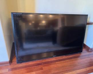 Sharp AQUOS 70 Quattron 3D LED Smart TV WiFi HDMI Netflix w Remote Control