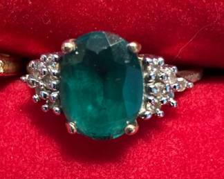 10K Emerald ring (close-up)