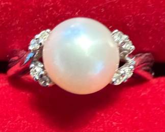 10K Pearl Ring (close-up)