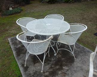 VINTAGE WOODARD WROUGHT IRON PATIO SET