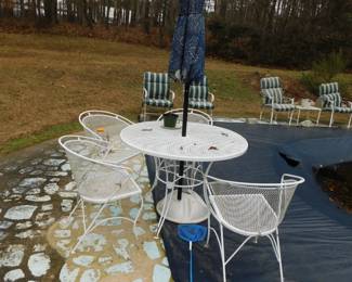 IRON PATIO TABLE WITH 4 CHAIRS AND NEW UMBRELLA
