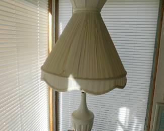 VINTAGE PORCELAIN LAMP