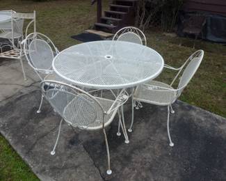 VINTAGE WROUGHT IRON PATIO SET