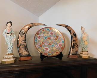 VINTAGE LARGE CARVED WATER BUFFALO HORN ASIAN KING & QUEEN FIGURINES AND IMARI CHARGER
