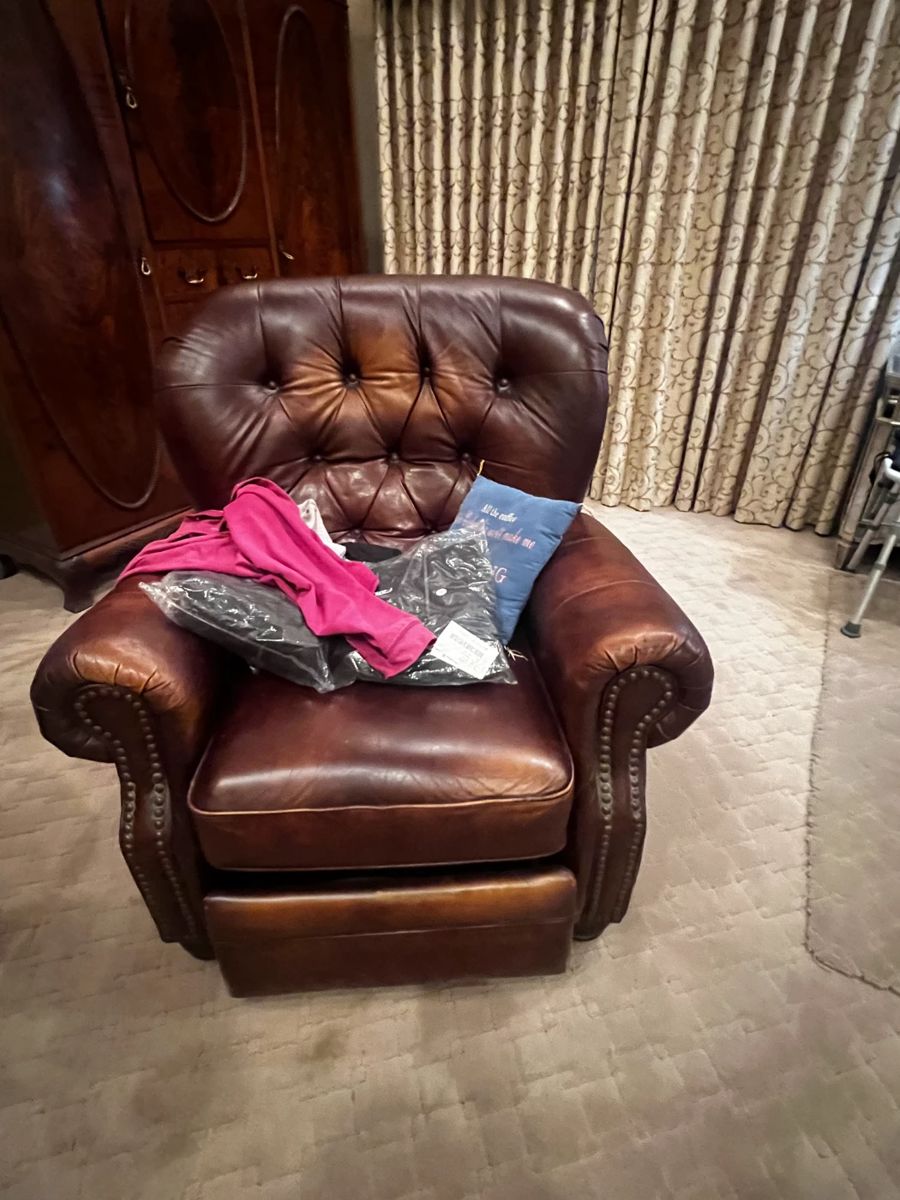 NICE COMFY LEATHER RECLINING CLUB CHAIR...
