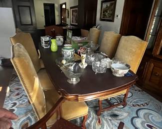 BEAUTIFUL DINING ROOM TABLE WITH 6 OR 8 CHAIRS IN WONDERFUL CONDITION!