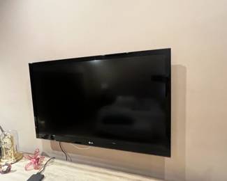 LARGE FLAT SCREENS AND OTHER ELECTRONICS FOR SALE TOO!