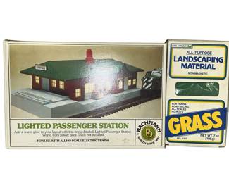 HO Bachmann Lighted Passenger Station 46-1217 & Grass New in Box