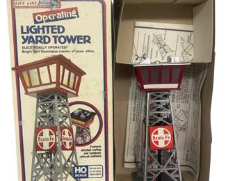 HO Life-Like Lighted Yard Tower Operating 8208 New Scenery Building