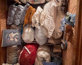 LINENS, BEDDING, PILLOWS