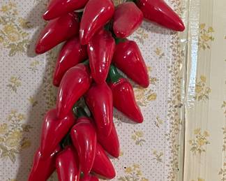RETRO CERAMIC HANGING PEPPERS
