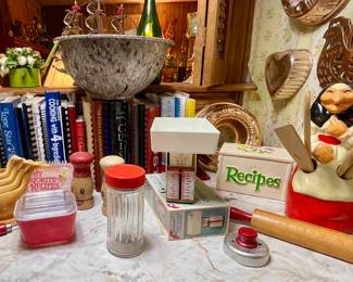 LARGE TEXASWARE SPLATTER BOWL, PYREX, VINTAGE PLASTIC SCALE