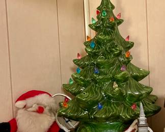 VINTAGE HANDMADE LIGHTED CERAMIC CHRISTMAS TREE