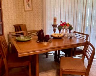 MCM DINING ROOM TABLE WITH LEAVES AND 6 CHAIRS