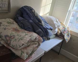 bedding and sheets and towels etc etc more then whats shown 