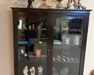 Vintage Glass Front Display Cabinet; Oil Lamps; Colectibles