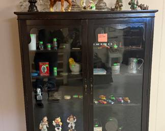 Vintage Glass Front Display Cabinet; Oil Lamps; Collectibles