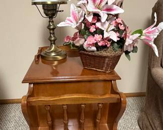 Wooden Flip Top Storage Table with Magazine Rack