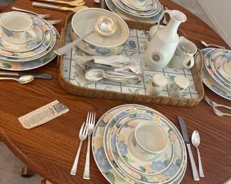  Mikasa Intaglio Garden Poetry dinner plate and setting for eight