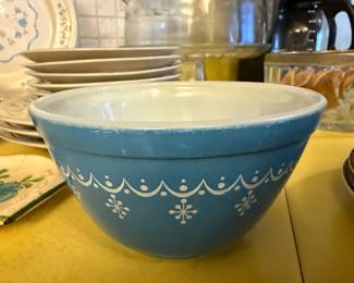Pyrex "Snowflake Garland" 1-1/2 Pint Mixing Bowl