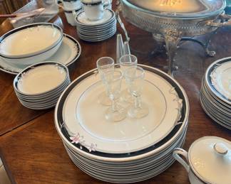 Nitto Kabuki "Calla Lily" Dinnerware Set