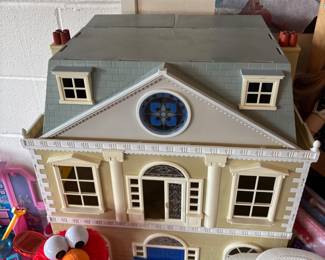 Sylvanian Families Grand Hotel Critter Toy Hotel