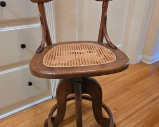 Antique Quarter-Sawn Oak Swivel Office Chair
Early 20th-century oak swivel office chair with quarter-sawn oak, original cane seat, and cast-iron spring swivel base. 