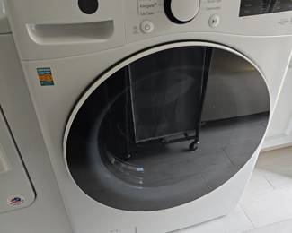 LG Front-Load Washer (White)
Modern LG front-load washer with large capacity and multiple wash cycles including Normal, Heavy Duty, Delicates, Speed Wash, and Tub Clean. Features a sleek digital display, quiet operation, and energy-efficient performance. Clean, well-maintained, and in excellent working condition.