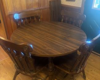 Table w 4 chairs and 2 leaves