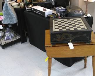 Amish made oak drop leaf table, Vintage chess set
