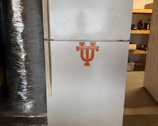 Roper refrigerator works and clean