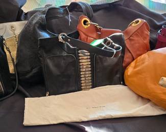 Jimmy Choo, Balenciaga, Tory Burch, Luella, Dolce Gabbana, brahmim.