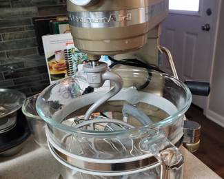 Kitchen Aid Mixer w/attachments