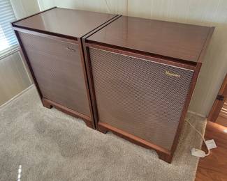 6 Magnaox Speakers, Turntable