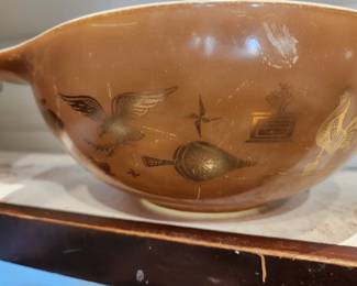 Vintage 'Early American' pattern Pyrex Cinderella mixing bowl. 