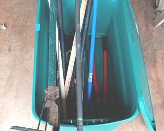 KVS041 Misc Garden Tools & Vinyl Container With Cover