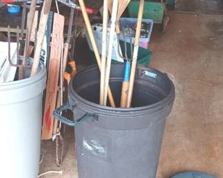 KVS034 Garden Tools & Vinyl Garbage Can