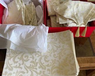 KVS002 - Martha Stewart “Golden Luster” Tablecloth & Placemats