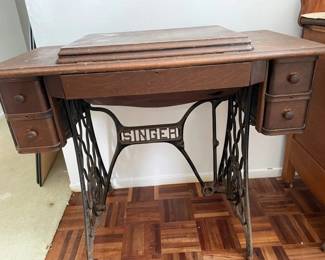KVS029 - Vintage/Antique Singer Sewing Machine 