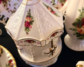 Old Country Roses by Royal Albert Carousel 
