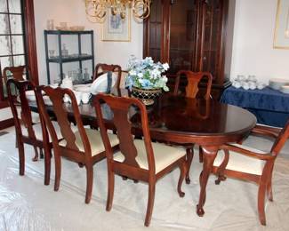 Broyhill Dining Table with 2 Leaves & 8 Chairs


