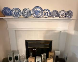 blue plates to mont on the walls and branded locks for to upgrade your locks are home