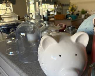 Home decor and a piggy bank 